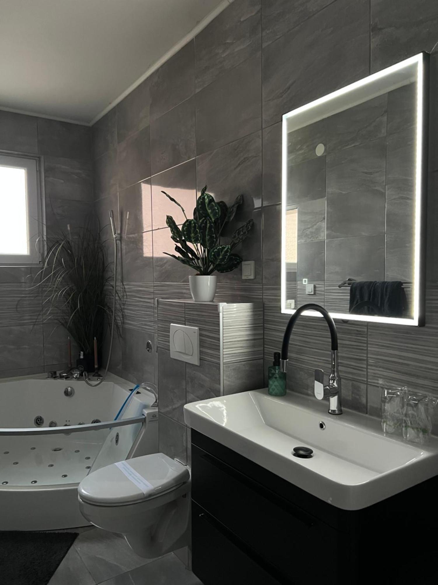 Luxrooms - Hotel Type With Private Jacuzzi Bjelovar Εξωτερικό φωτογραφία